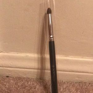 C138 Round Crease Brush